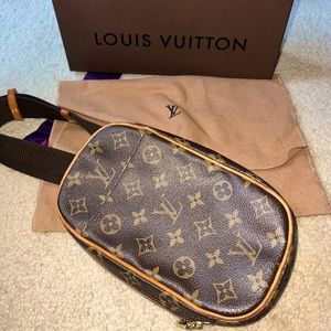 Louis Vuitton
Pochette Gange Monogram Canvas Monogram